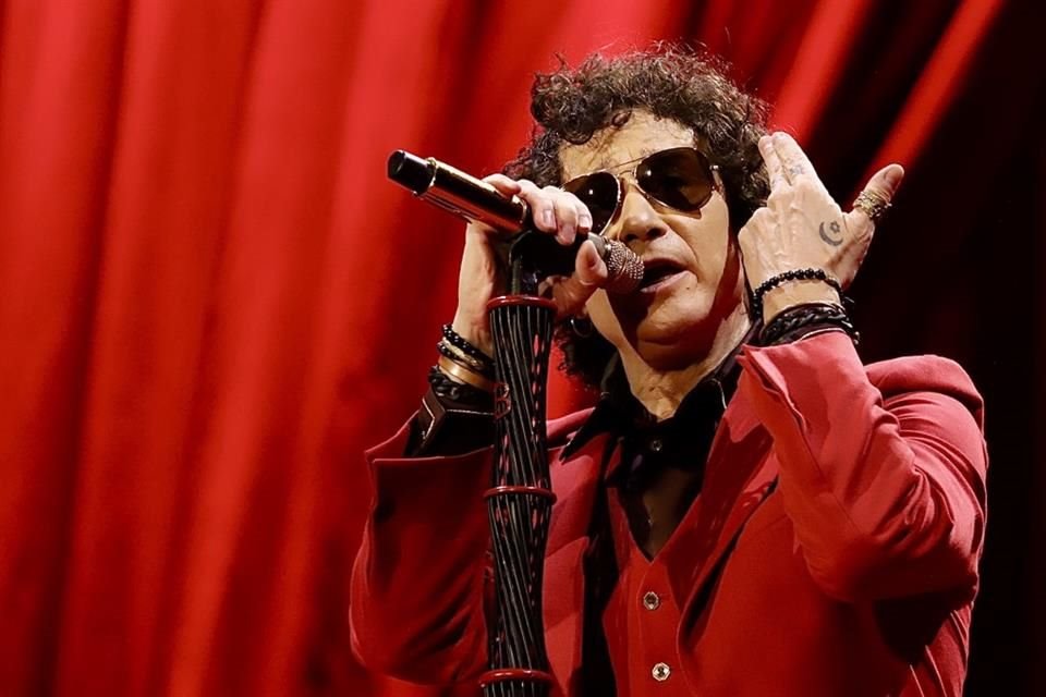 Bunbury, uno de los grandes monarcas del rock pop en España, se apostó en su balcón escénico y entre reverencias y contoneos, entre caravanas y plebeyos, obtuvo las mejores notas de coro.