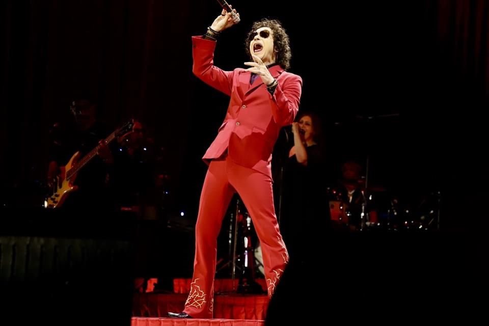 Con cada canción, con cada frase, con cada guitarreo, el zaragozano se agigantaba y eso suponía un gran momento para los asistentes a su concierto.