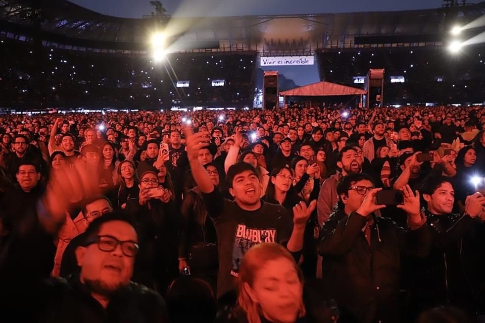 La audiencia coreaba con fuerza el nombre de su ídolo luego de cada canción.