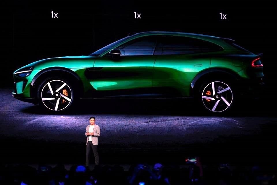 Lei Jun, presidente y director ejecutivo de la empresa de electrónica china Xiaomi, presenta el automóvil YU7 durante un evento de lanzamiento en Beijing.