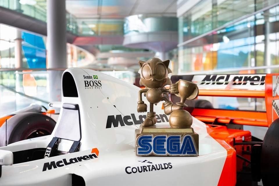 En McLaren dicen que el brazo del trofeo de Sonic es movible y por eso se ve diferente en las fotos.
