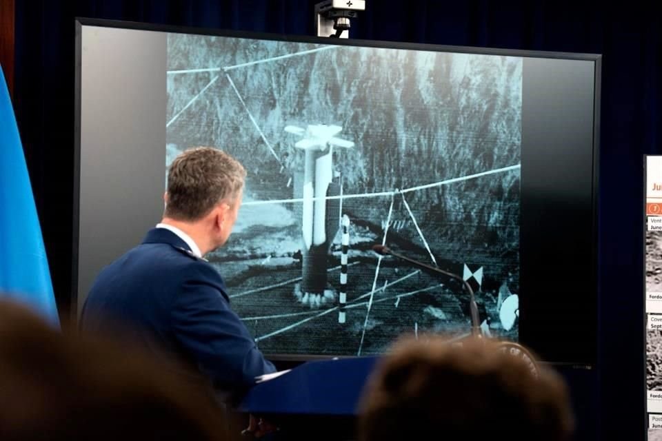 El Jefe del Estado Mayor Conjunto observa un video de una prueba de bombardeo del penetrador masivo de artillería (MOP) GBU-57A/B, utilizado en el ataque a la planta iraní.