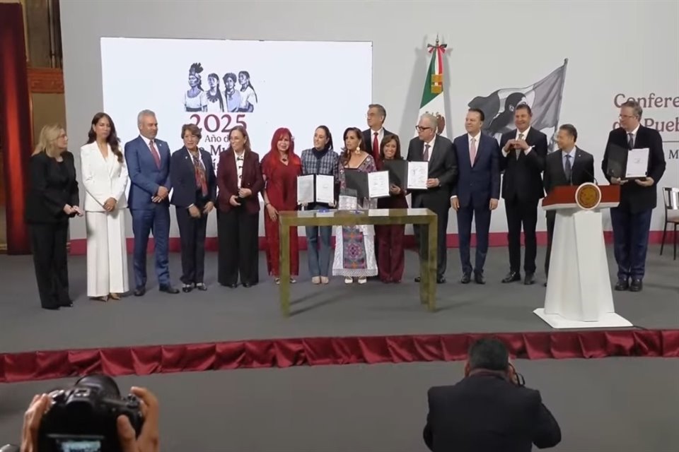 Sheinbaum propuso a 14 gobernadores y gobernadoras de las entidades que tendrán Polos de Desarrollo que haya 'cero trámites'.