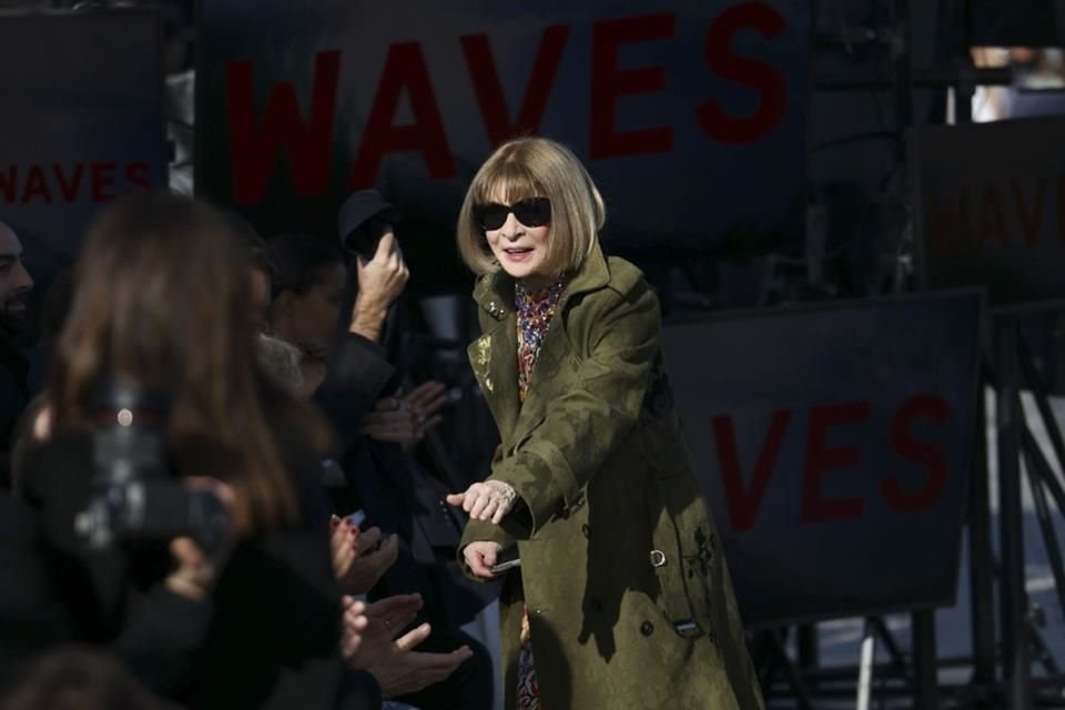 Wintour, de 75 años, hizo el anuncio de manera interna durante una reunión de personal realizada el miércoles por la mañana.