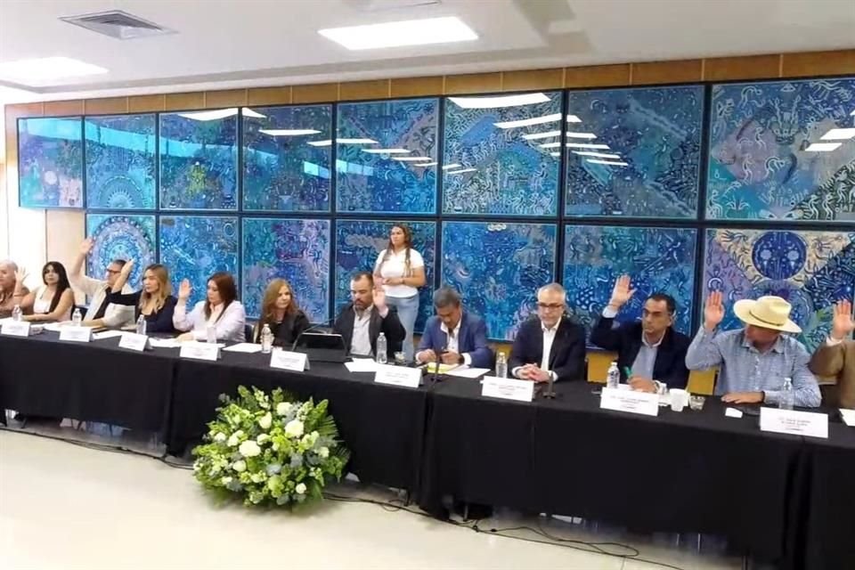 Sesión del Cabildo de Tlajomulco donde aprobaron el Consejo Municipal de Senderos Seguros.