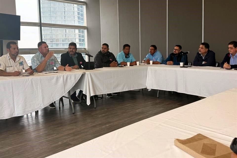 Los pescadores se reunieron con el senador Homer Davis, integrante de la Comisión de Pesca y Acuacultura.