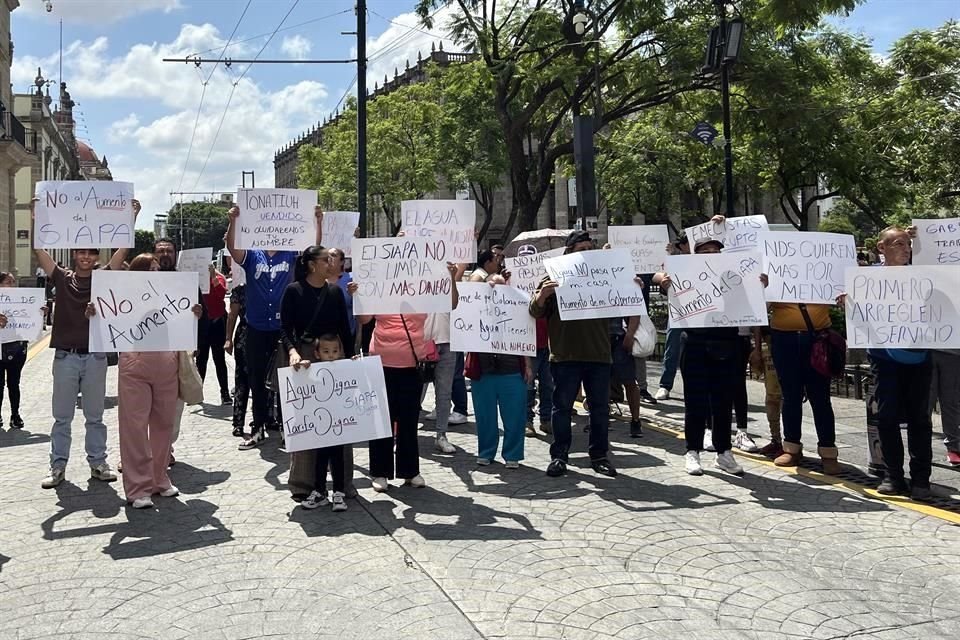 Un grupo de personas se manifestó frente al Congreso de Jalisco contra aumento a tarifa del Siapa que prevé aprobar el Pleno del Legislativo este jueves.