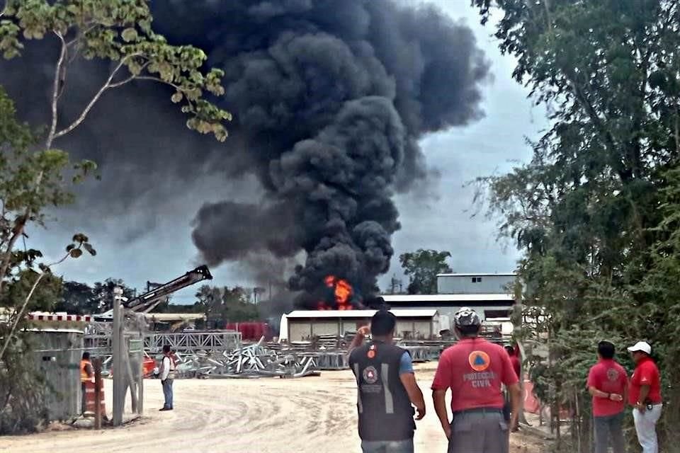 Bomberos intentan controlar el siniestro.