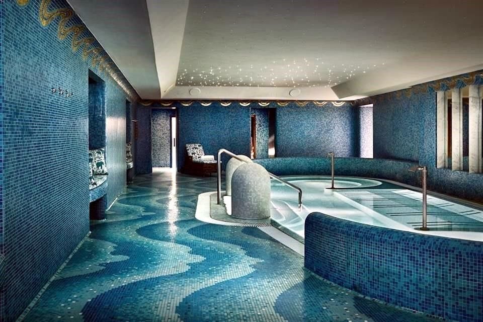 De Russie Spa incluye un extenso espacio húmedo con suaves tonalidades azules.