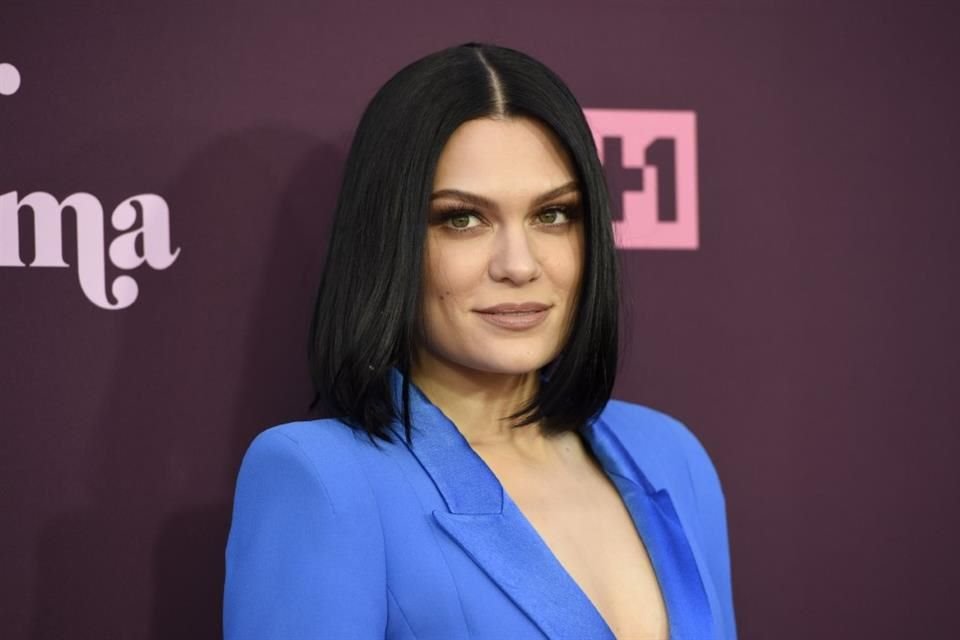 La cantante británica Jessie J anunció que está completamente libre de cáncer de mama, tras mastectomía y cirugía de reconstrucción.