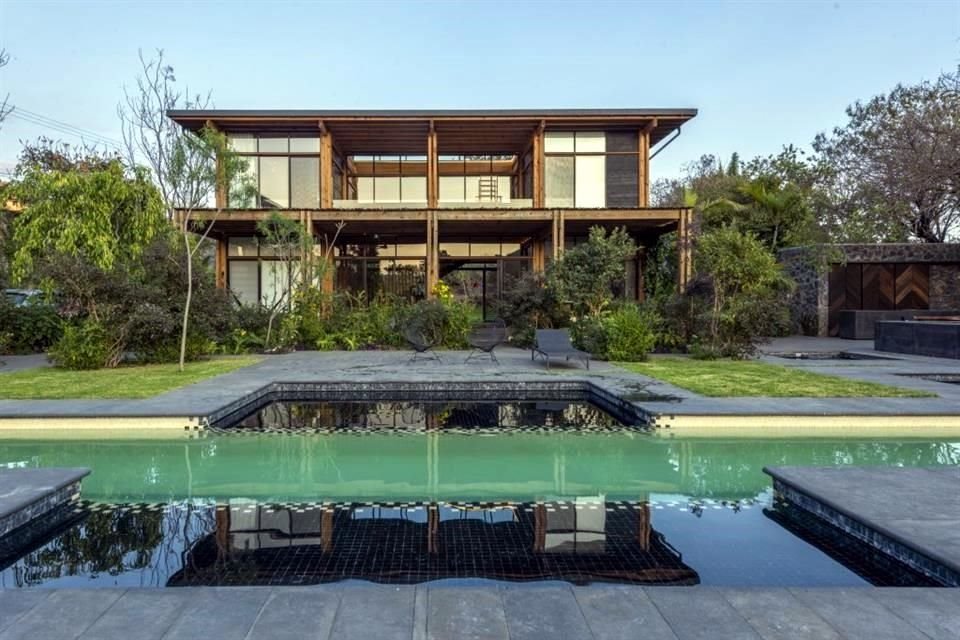 La propuesta tiene tres casas construidas que funcionan también como showroom y laboratorio vivo para seguir desarrollando el sistema.