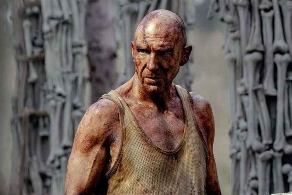 Ralph Fiennes cree que el cine, comercial o no, debe hacer preguntas profundas, como las de su personaje en 'Exterminio: La Evolución'.