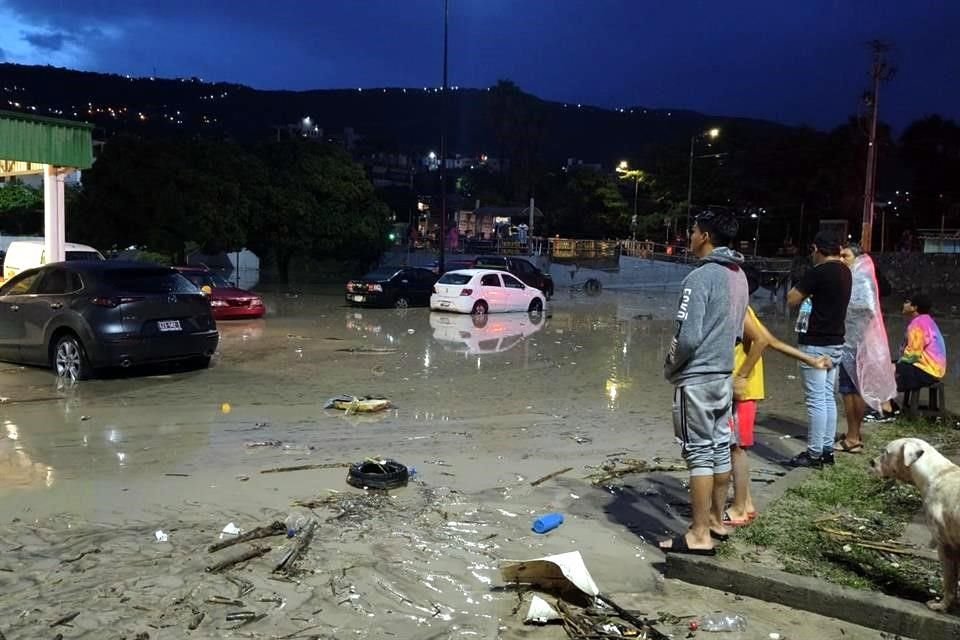 A unos días del impacto del huracán 'Erick', las lluvias en Chilpancingo, Guerrero, han arrastrado vehículos e inundado casas y comercios.