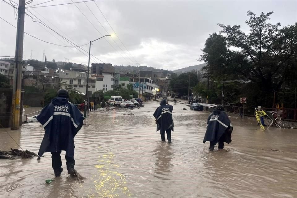 Elementos de la Policía estatal acudieron a auxiliar a las personas afectadas por la lluvia, informó el Gobierno del Estado.