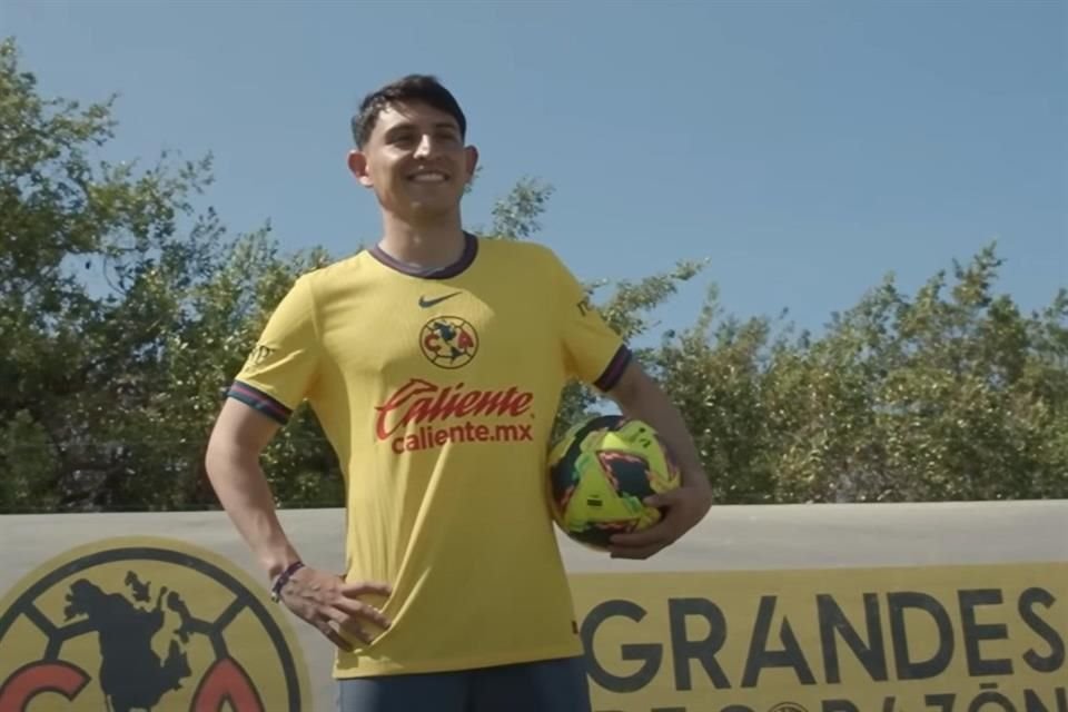 Alexis Gutiérrez viste con felicidad la playera de las Águilas del América.