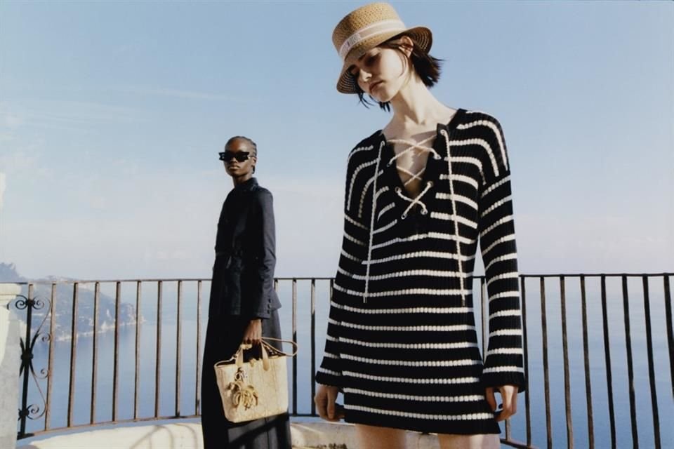 'Dioriviera' también cuenta con accesorios como bolsos y sombreros.