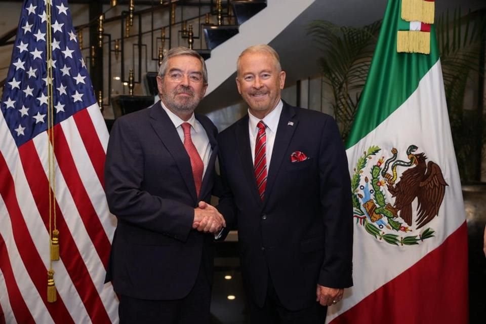A la reunión también asistió el Secretario de Relaciones Exteriores Juan Ramón de la Fuente.