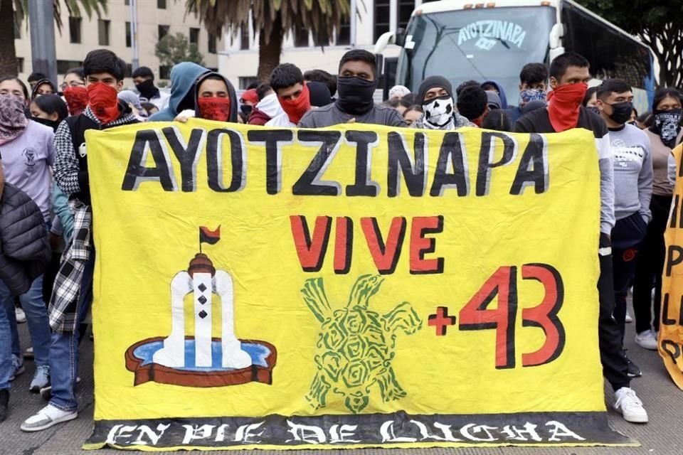 Imagen de archivo de una reciente concentración de estudiantes de Ayotzinapa frente al Antimonumento, ubicado en Paseo de la Reforma.