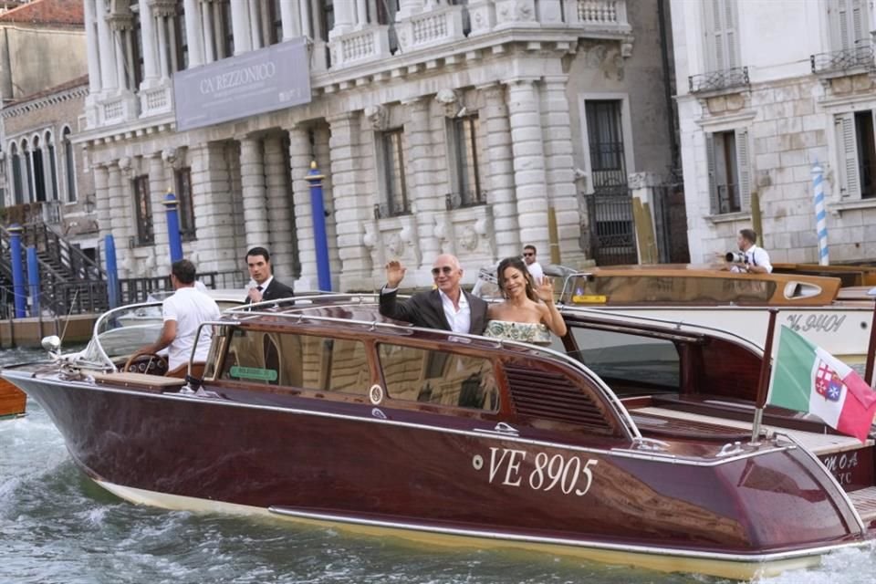 La fiesta de bienvenida de Jeff Bezos y Lauren Sánchez en Venecia fue arruinada por una fuerte tormenta eléctrica y lluvia intensa.