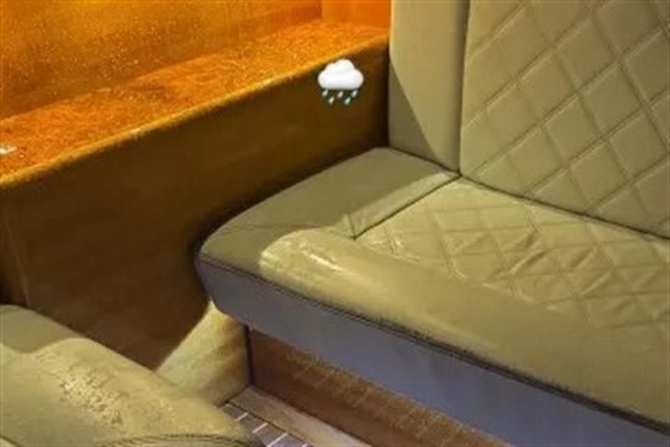 Kylie compartió en redes sociales una imagen del interior empapado de su taxi acuático, dejando ver que ni el lujo escapó al contratiempo.