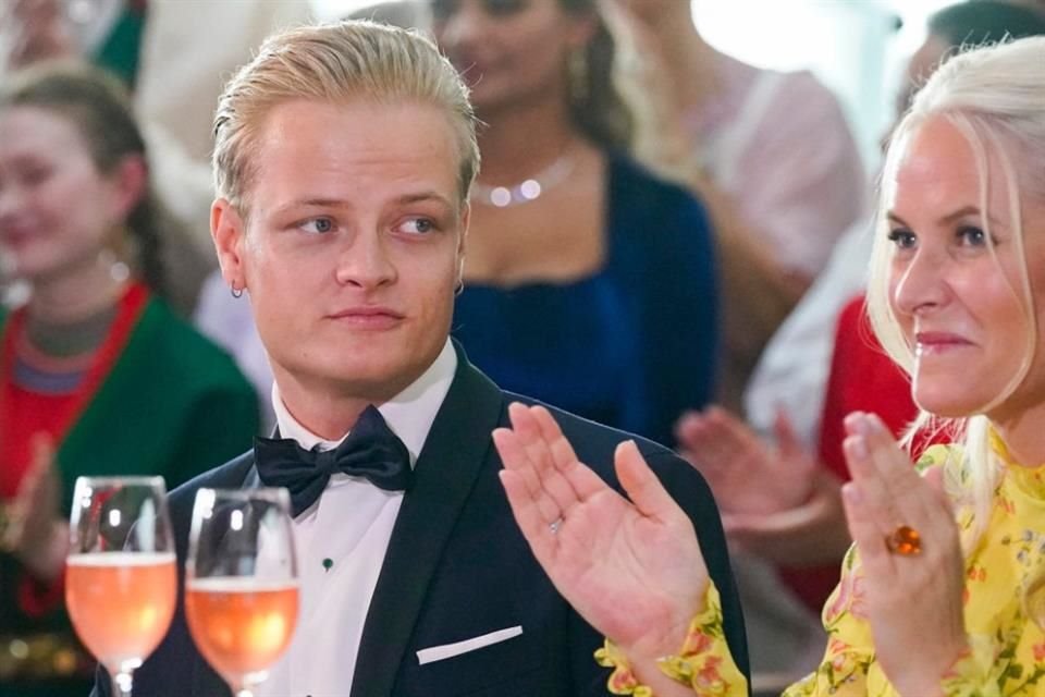 El hijo de la Princesa Mette Marit, Marius Borg Høiby, es sospechoso de 3 violaciones y más de 20 delitos; niega los cargos.