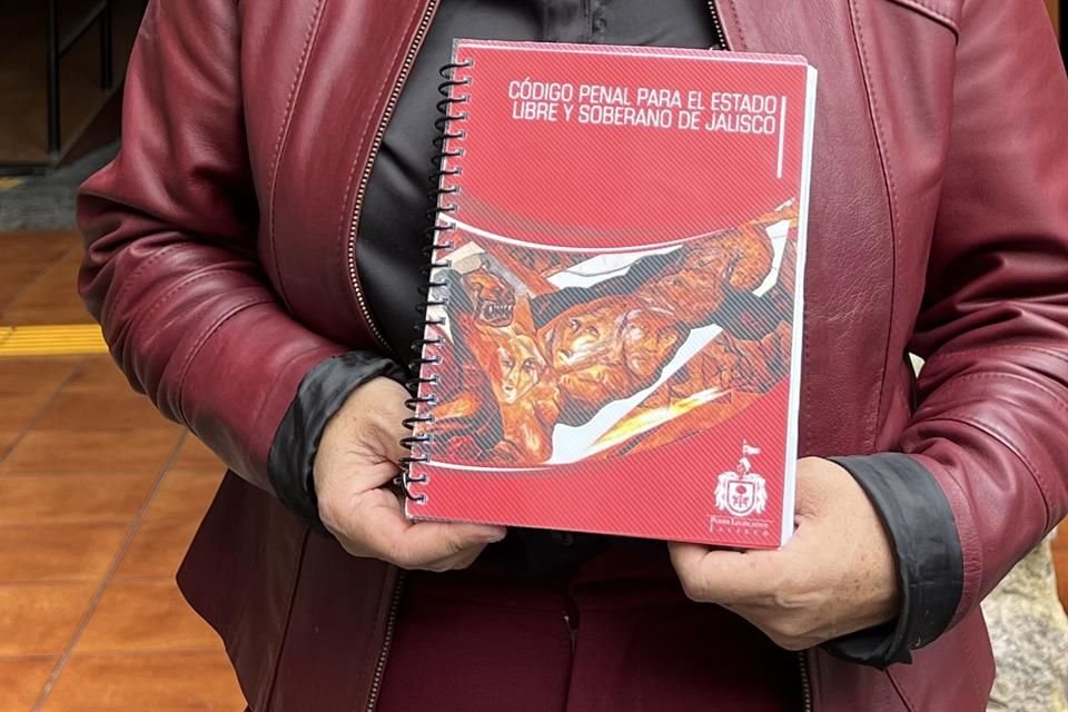 La diputada de Morena, Norma López, exhibió que Área de Archivo del Congreso local le entregó ejemplar de Código Penal sin actualizar y fue impreso en marzo del 2025.