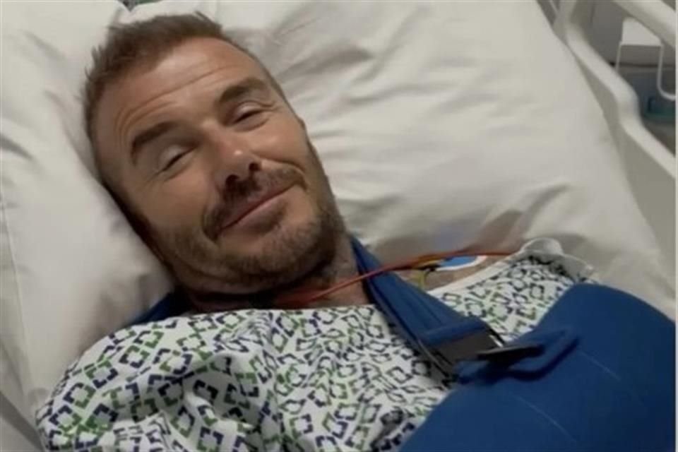 David Beckham fue hospitalizado por una lesión antigua en la muñeca; ya está en casa recuperándose, informó Victoria en redes.