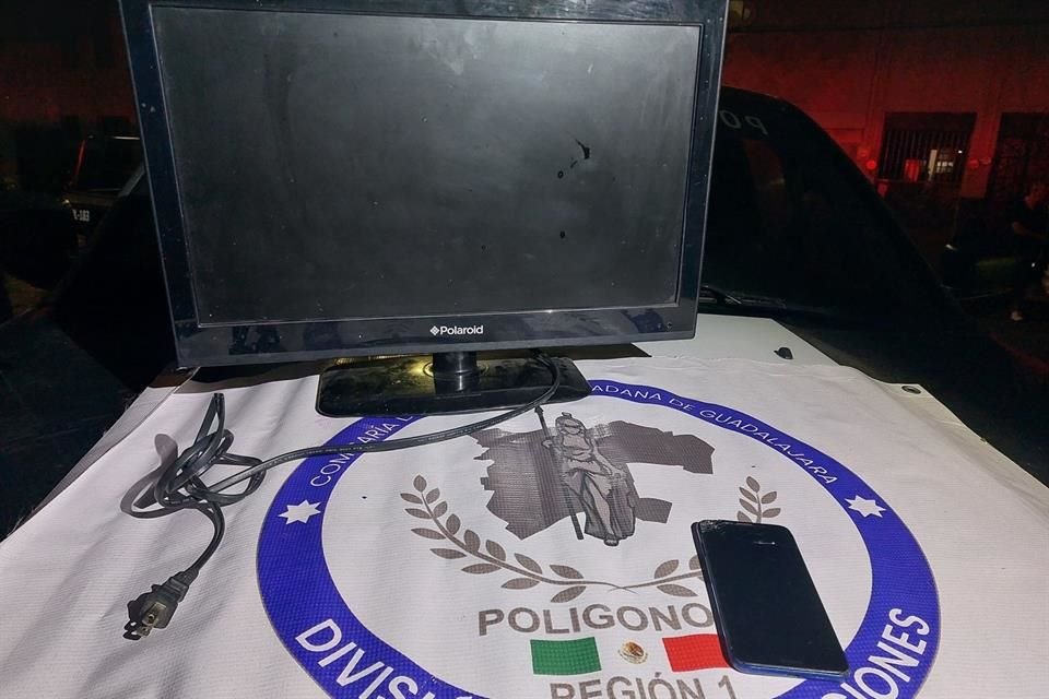 Al detenido se le aseguró un monitor y un celular, juntos son valuados en más de 5 mil pesos.
