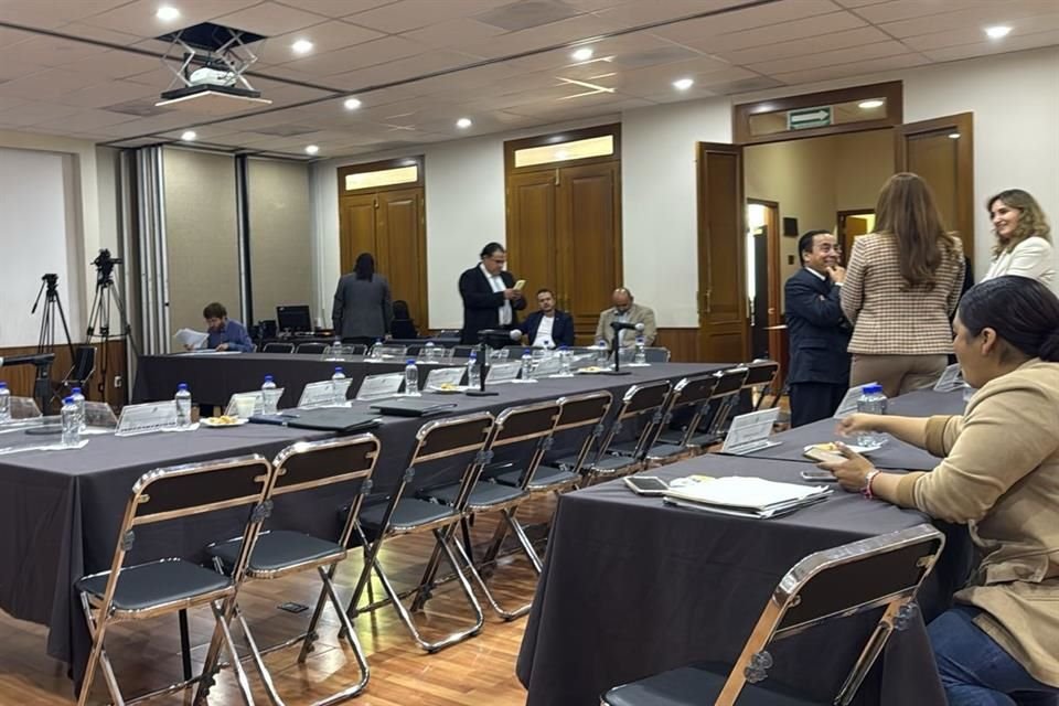 Ningún integrante de las bancadas de Morena, PAN, PRI, Hagamos, Futuro, Partido Verde y PT, ni el legislador sin partido Alejandro Puerto participaron en la mesa de trabajo.
