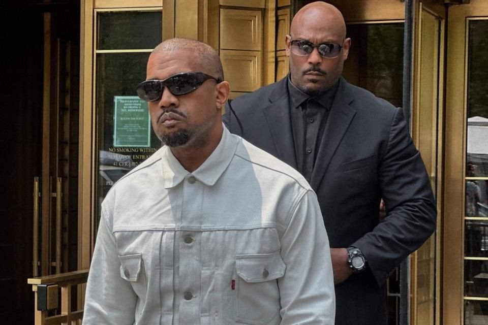 La producción ejecutiva corrió a cargo de Kanye West, quien incluyó a su hija North West en el tema 'Lonely Roads'.