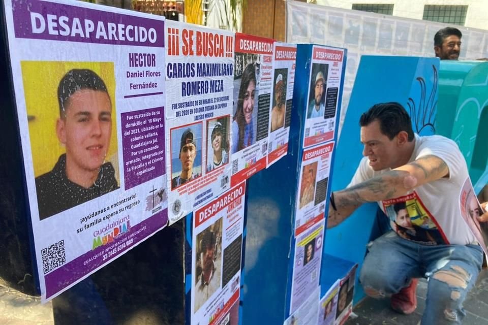Al frente, la ficha de búsqueda de Héctor Daniel Flores Fernández, al fondo, su papá, Héctor Rodolfo Flores, cofundador de Colectivo Luz de Esperanza.