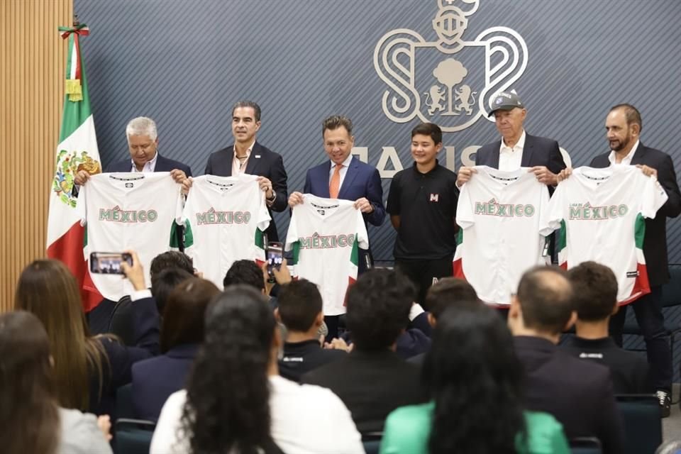 Abanderamiento de la selección de México que participará en la Serie del Caribe Kids.