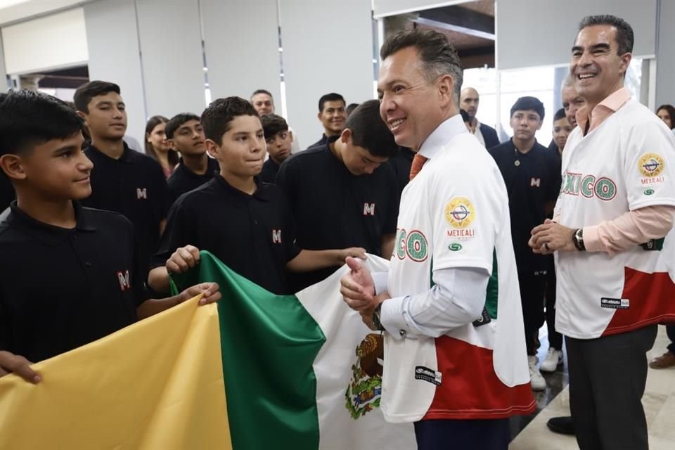 Abanderamiento de la selección de México que participará en la Serie del Caribe Kids.
