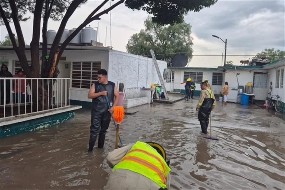Los estudiantes de la Escuela Primaria Benito Juárez, ubicada en la comunidad de Zacango, debieron subir a los pupitres ante la emergencia.
