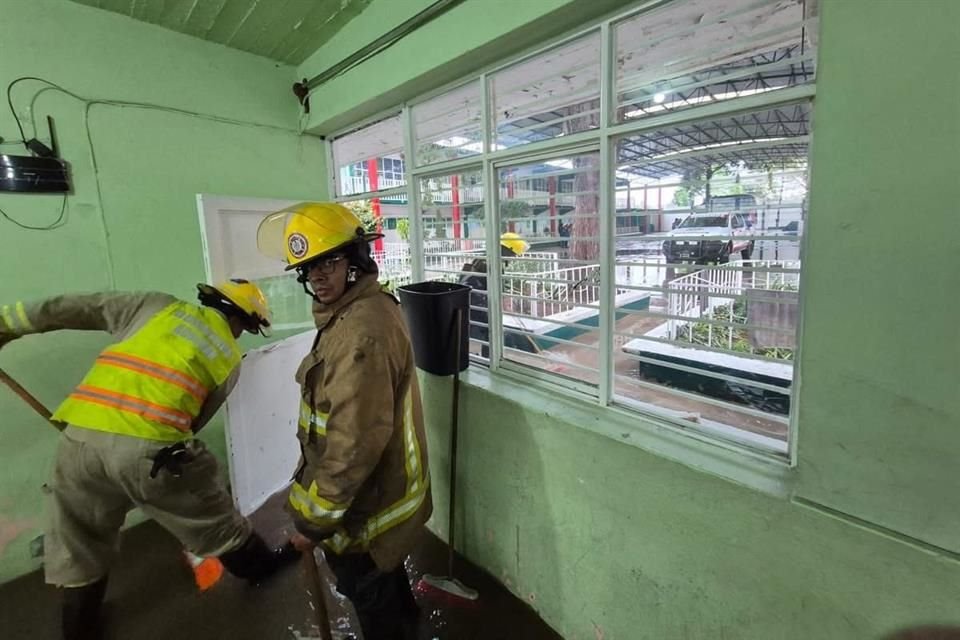 Bomberos fueron movilizados para realizar labores de desfogue y resguardo de la comunidad infantil.