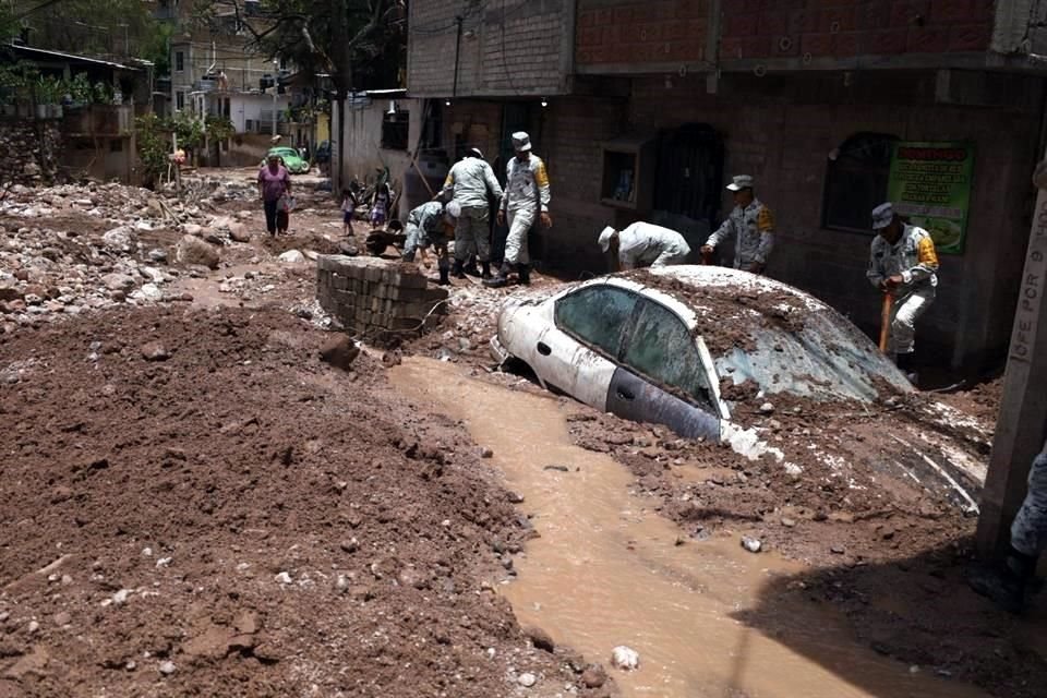 Elementos del Ejército realizan labores de limpieza en calles y viviendas de las colonias afectadas.