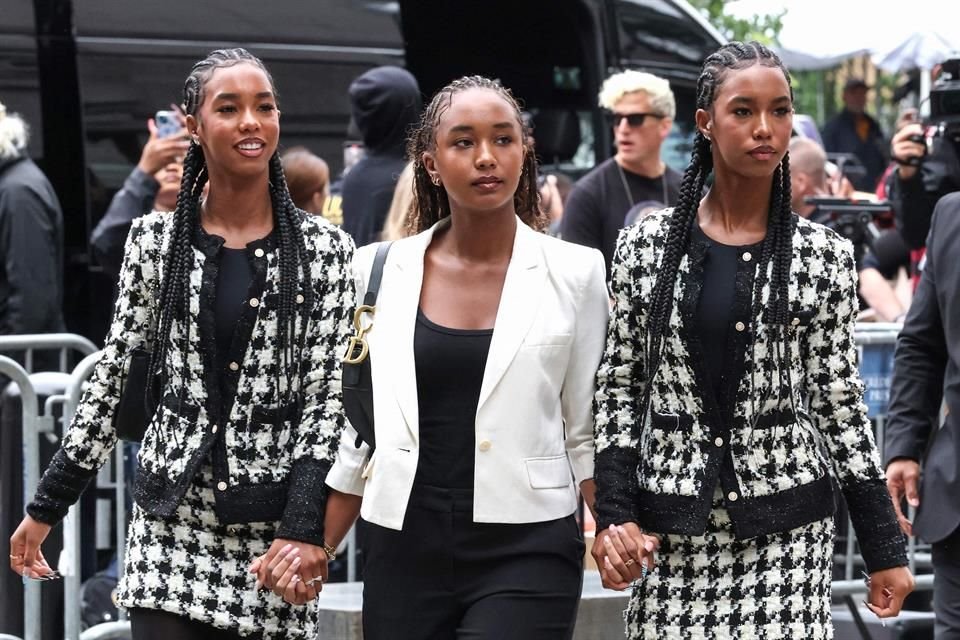 Las hijas de Sean 'Diddy' Combs, Chance Combs, D'Lila Combs y Jessie Combs, llegan a la corte federal de Manhattan para el juicio por tráfico sexual de Sean 'Diddy' Combs el 27 de junio de 2025.