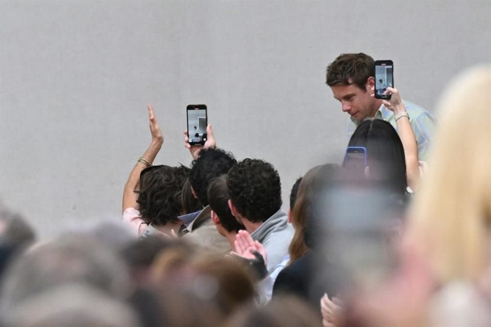 Jonathan Anderson, el nuevo director artístico de Dior, dio un buen retoque a la casa de moda con un 'travieso' desfile en París.