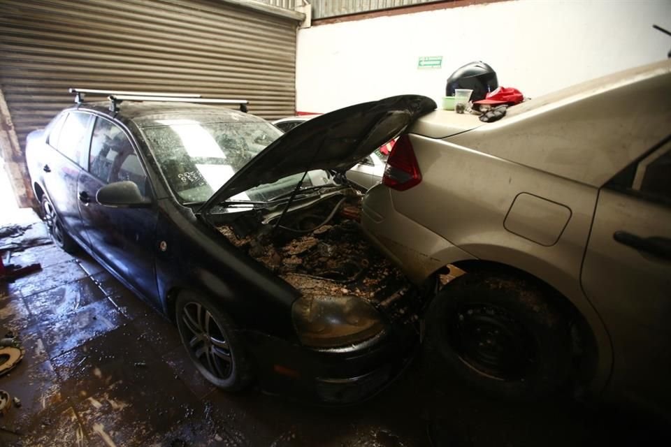 Ecco come si presentano le auto all'interno di un'officina, dopo l'alluvione di Pedro Juan Mirassou e Adolf Horn.