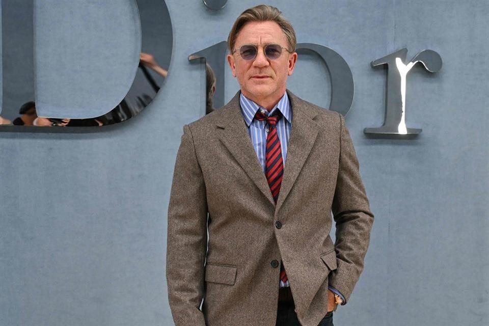 El actor británico, Daniel Craig llega al desfile de Dior donde Jonathan Anderson debuta en Dior con desfile en París.