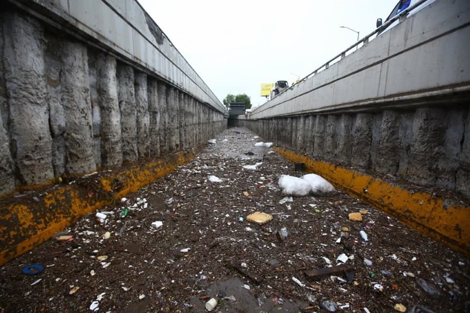 Las lluvias que se han registrado en la Ciudad han inundado vialidades, pasos a desnivel y viviendas.
