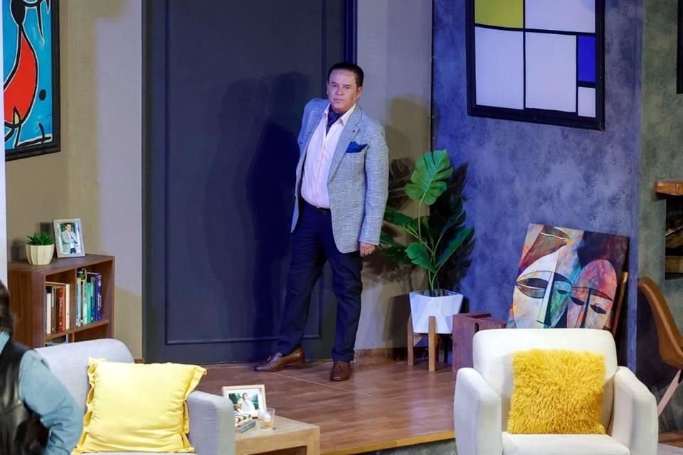 Mario Bezares comparte escenario con Ingrid Martz.
