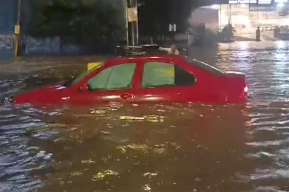 En Avenida González Gallo también hubo afectaciones.