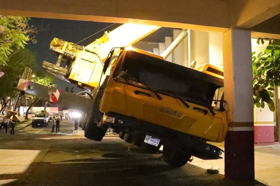Una grúa que colocaba un aire acondicionado en el Hospital Valentín Gómez Farías se venció y el aparato cayó; evacúan a 100 personas.