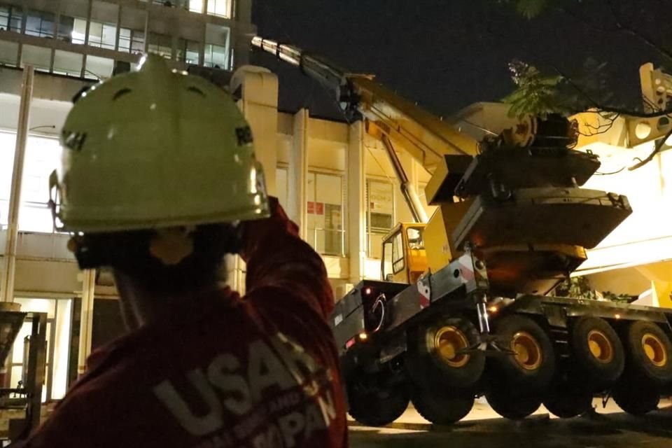 Una grúa que colocaba un aire acondicionado en el Hospital Valentín Gómez Farías se venció y el aparato cayó; evacúan a 100 personas.