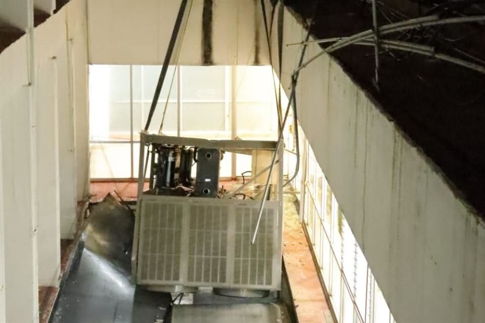 Una grúa que colocaba un aire acondicionado en el Hospital Valentín Gómez Farías se venció y el aparato cayó; evacúan a 100 personas.