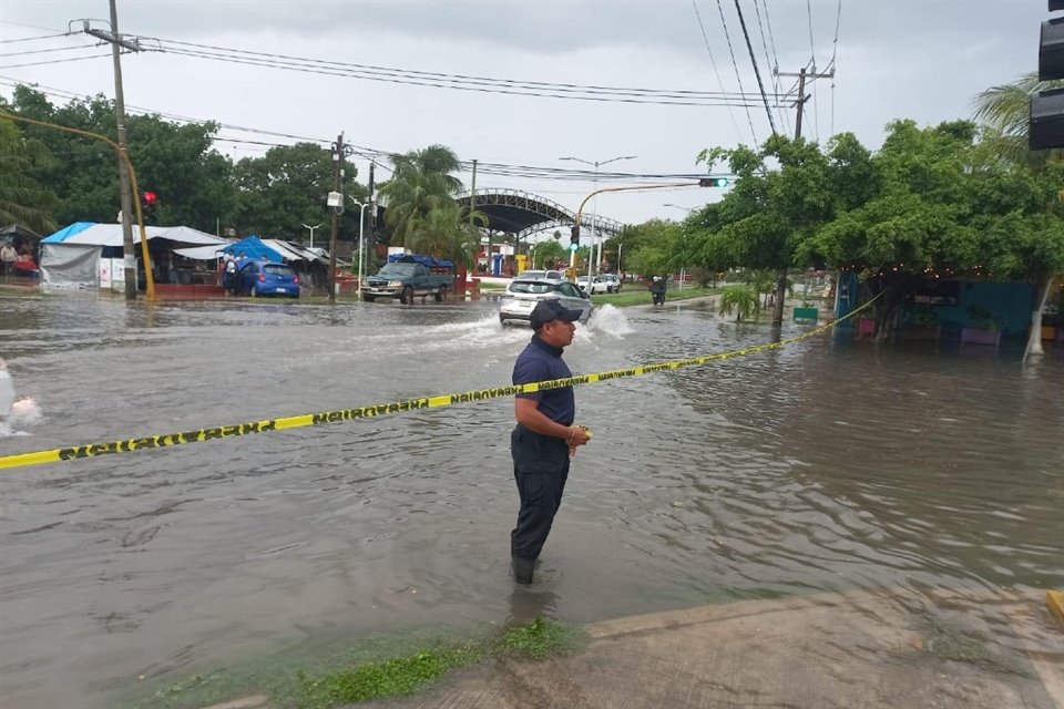 Autoridades de Othón P. Blanco desplegaron operativo para atender encharcamientos en Chetumal.