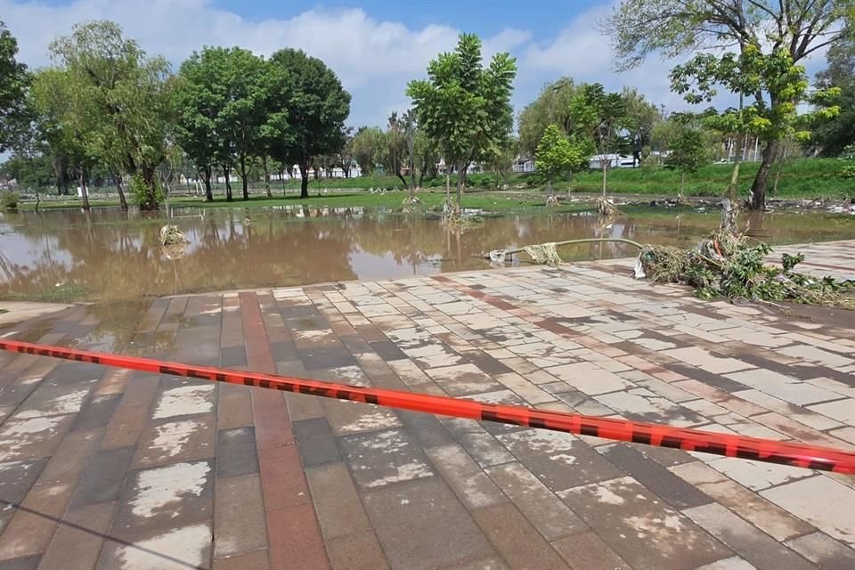 La víctima alcanzó a llamar a su papá para avisar que estaba atrapada en el vehículo, que era arrastrado por la corriente.