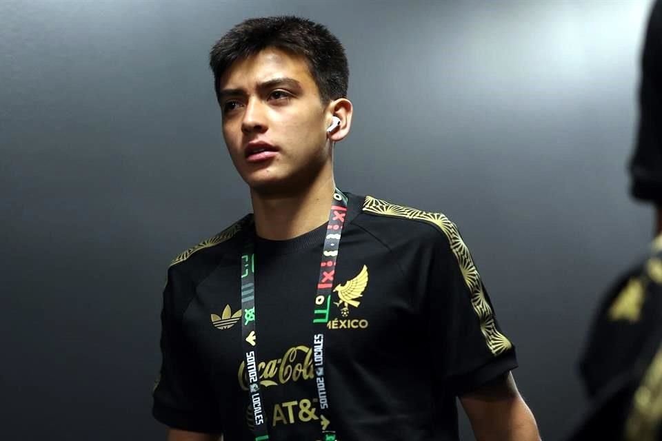 Mora debuta como titular en el Tri.