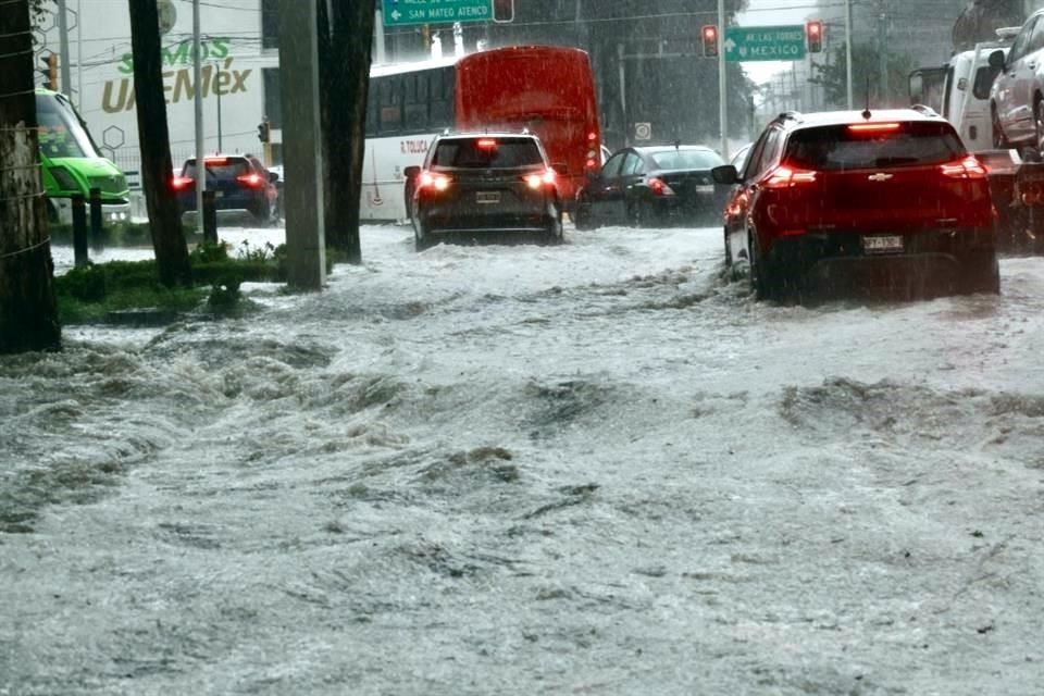 El agua corrió por el pavimento y las banquetas, lo que perjudicó a peatones y automovilistas.